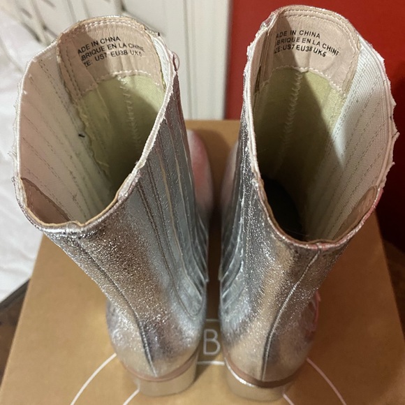 URBAN OUTFITTERS Silver Metallic AVA Square Toe Platform Chelsea Ankle Boots 7 - Picture 7 of 16